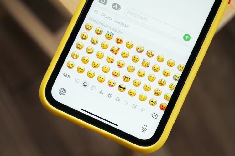 Ilustrasi evolusi bahasa digital dari chat singkat hingga emoji dalam komunikasi modern.