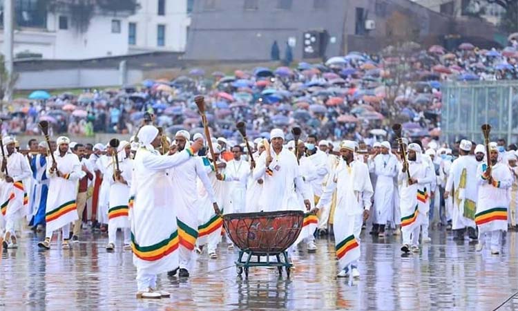 Umat Kristen Ortodoks di Etiopia mengikuti prosesi Festival Meskel dan Timket dengan pakaian putih tradisional dan salib besar diiringi musik serta tarian keagamaan.