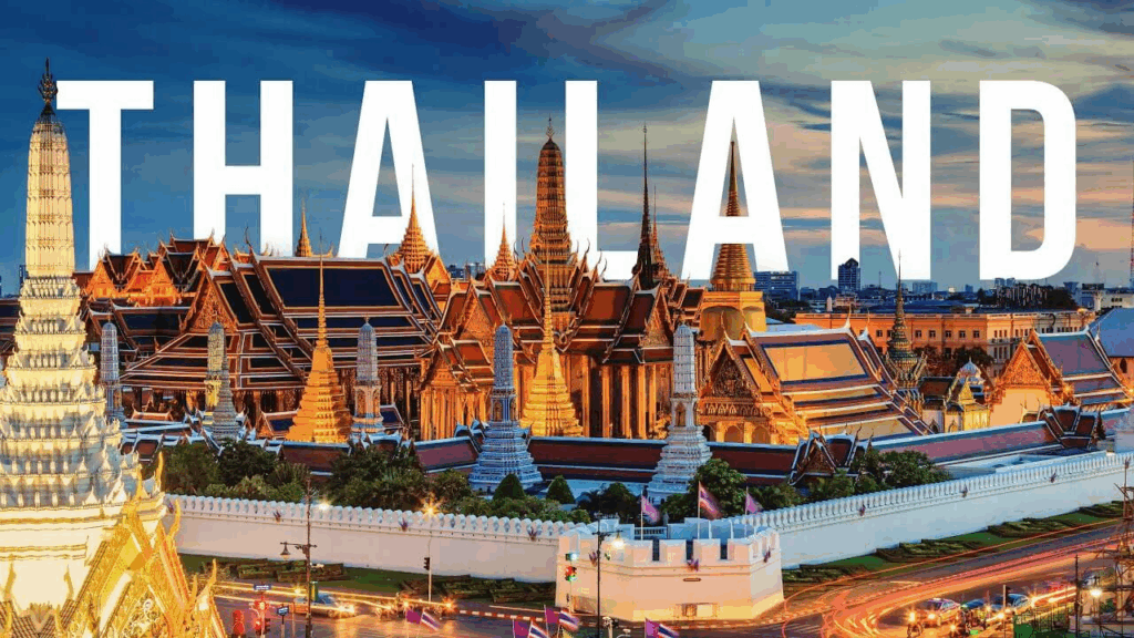 Kuil tradisional di Bangkok dengan tulisan besar “THAILAND” sebagai latar visual, menggambarkan pentingnya memahami bahasa Thai saat traveling ke daerah lokal atau non-turis.