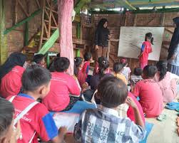 Kegiatan belajar budaya lokal di sekolah pelosok Indonesia, diikuti oleh anak-anak dengan seragam merah yang antusias