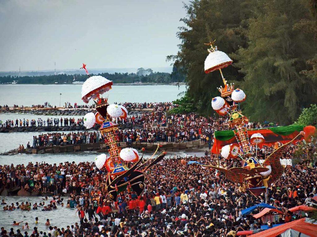 Tradisi sedekah laut di Indonesia yang masih dijaga oleh masyarakat pesisir sebagai bagian dari budaya lokal yang terancam punah akibat pengaruh budaya luar