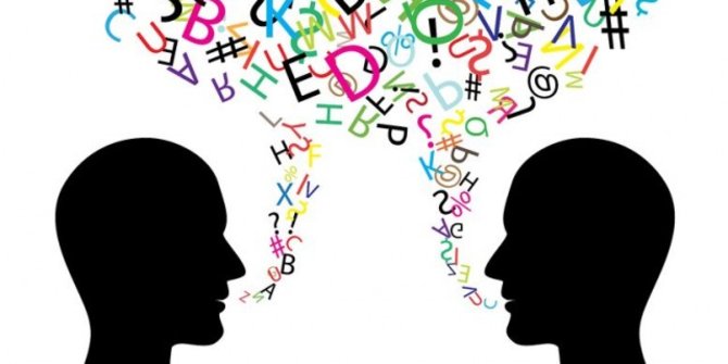 Seorang wirausaha muda membangun bisnis berbasis bahasa di era global dengan teknologi digital.